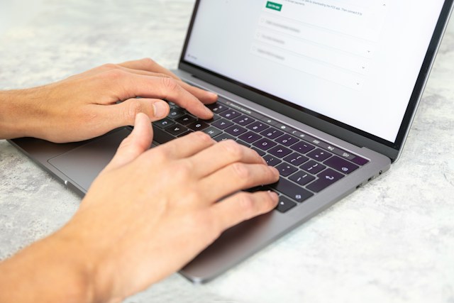 Read more about the article The Psychology of the Click: 7 Copywriting Triggers That Turn Readers Into Clients